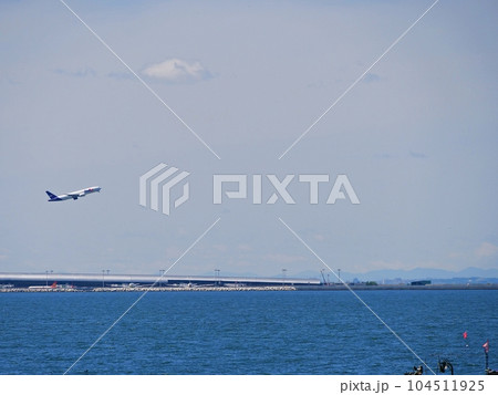 大阪 泉佐野 関西国際空港と離陸する飛行機(マーブルビーチから、初夏) 大阪 泉佐野 関西国際空港と離陸する飛行機(マーブルビーチから、初夏) 104511925