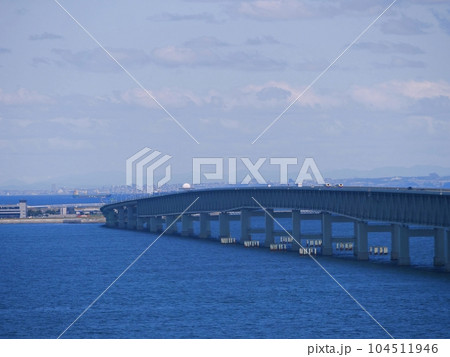 大阪　泉佐野　観覧車から見た関西国際空港連絡橋（北西方向、初夏） 104511946