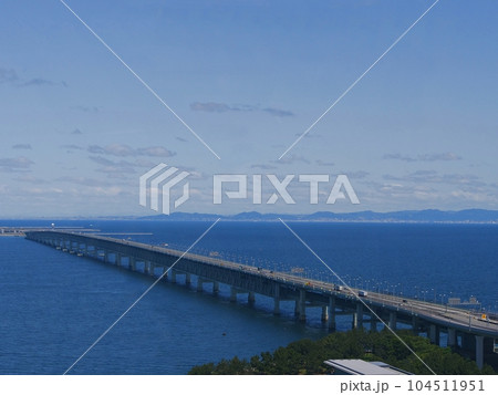 大阪　泉佐野　観覧車から見た関西国際空港連絡橋、神戸市街地（北西方向、初夏） 104511951