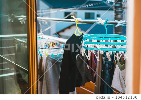 ベランダに干した洗濯物 104512130