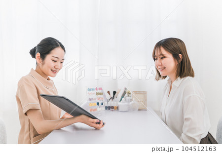ネイルサロンでタブレットを使ってデザインを選ぶアジア人女性(タブレット) ネイルサロンでタブレットを使ってデザインを選ぶアジア人女性(タブレット) 104512163