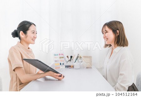ネイルサロンでタブレットを使ってデザインを選ぶアジア人女性(タブレット) ネイルサロンでタブレットを使ってデザインを選ぶアジア人女性(タブレット) 104512164