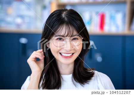 眼鏡をかけたオシャレなミドル女性のアップ 眼鏡をかけたオシャレなミドル女性のアップ 104512207