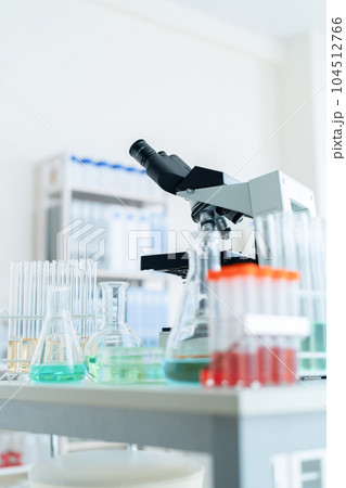 研究室で研究開発をするための実験器具と顕微鏡 104512766