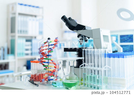 研究室で研究開発をするための実験器具と顕微鏡 104512771