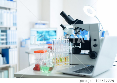 研究室で研究開発をするための実験器具と顕微鏡 104512779