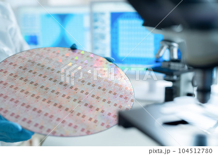 クリーンルームでウェハーをチェックする研究者 104512780