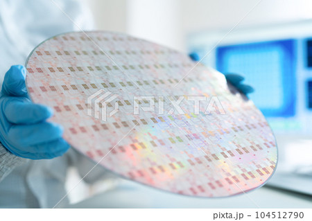 クリーンルームでウェハーを検査するエンジニア 104512790