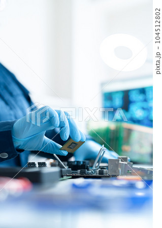 基板を検査するエンジニア 104512802