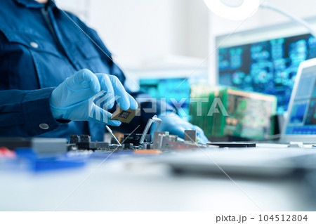 基板を検査するエンジニア 104512804