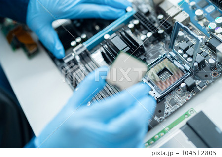 基板を検査するエンジニア 104512805