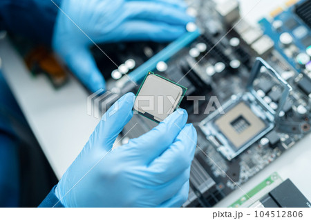 基板を検査するエンジニア 基板を検査するエンジニア 104512806