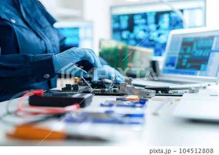 基板を検査するエンジニア 基板を検査するエンジニア 104512808