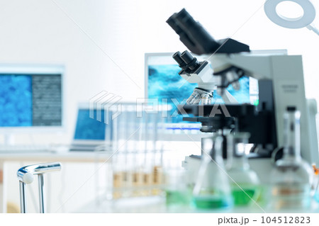 研究室で研究開発をするための実験器具と顕微鏡 104512823