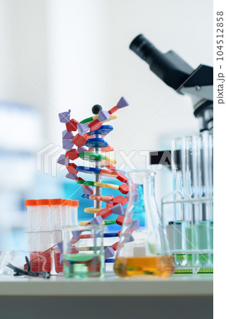 研究室で研究開発をするための実験器具と顕微鏡 104512858