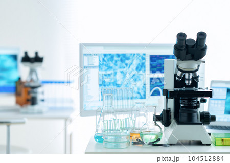 研究室で研究開発をするための実験器具と顕微鏡 104512884