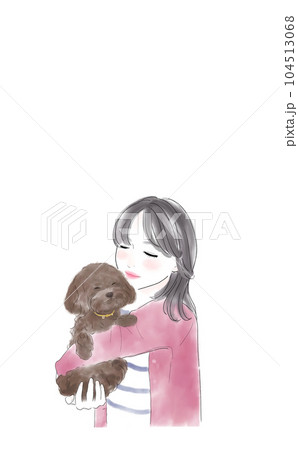 犬を抱っこしている優しい女性（縦位置） 104513068