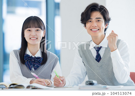 友達と勉強する高校生　撮影協力「LINK FOREST」 104513074