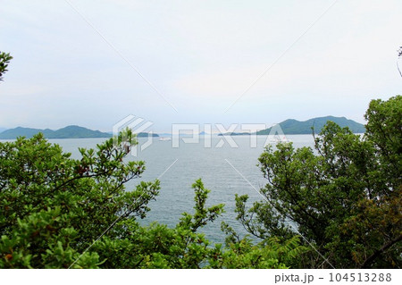【香川】初夏の大島　相愛の道から望む瀬戸内海 104513288