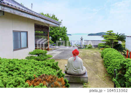 【香川】初夏の大島　高台から海を望むお地蔵さまの後ろ姿 104513302