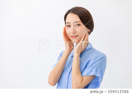 潤いを実感する女性 ビューティー 潤いを実感する女性 ビューティー 104513388