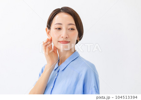 潤いを実感する女性　ビューティー 104513394