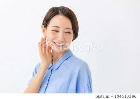 潤いを実感する女性　ビューティー 104513396