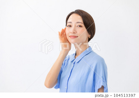潤いを実感する女性　ビューティー 104513397