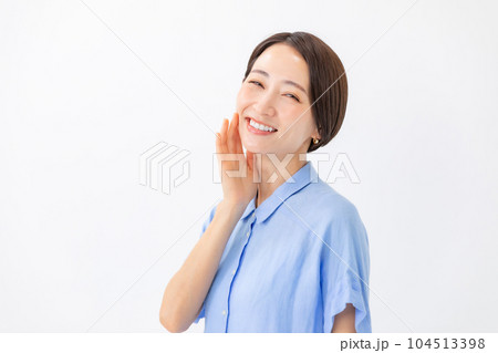 潤いを実感する女性　ビューティー 104513398