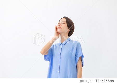 潤いを実感する女性　ビューティー 104513399