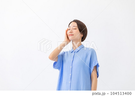 潤いを実感する女性　ビューティー 104513400