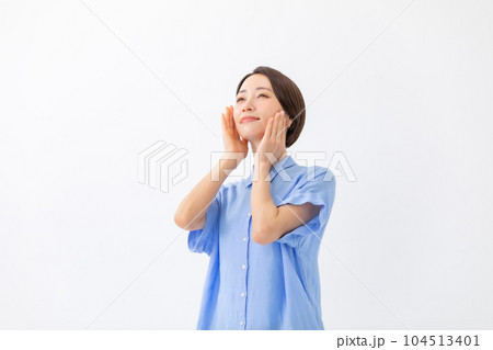 潤いを実感する女性　ビューティー 104513401