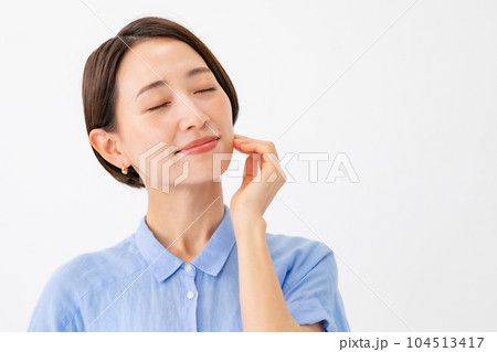 潤いを実感する女性 ビューティー 潤いを実感する女性 ビューティー 104513417