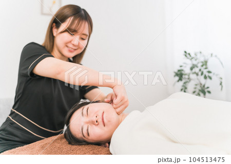 小顔矯正・造顔・コルギ(骨気)・咬筋マッサージの施術をするセラピストの女性(エラ) 小顔矯正・造顔・コルギ(骨気)・咬筋マッサージの施術をするセラピストの女性(エラ) 104513475