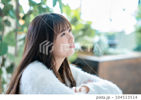 白ニットを着たフェミニンな雰囲気の女性 白ニットを着たフェミニンな雰囲気の女性 104513514