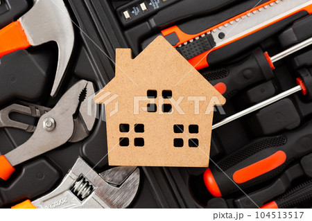 工具セットと家の模型 工具セットと家の模型 104513517