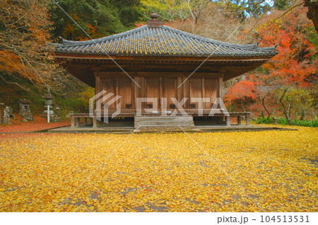 秋の富貴寺大堂（国宝・大分県豊後高田市） 104513531