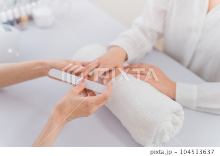 ネイルサロンで施術を受ける女性(爪やすり) ネイルサロンで施術を受ける女性(爪やすり) 104513637