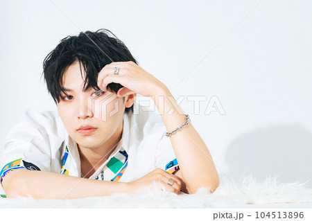 男性のファッションポートレート　メンズコスメ　スキンケア 104513896