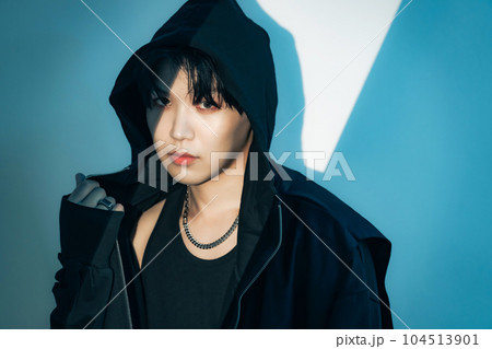 男性のファッションポートレート　メンズコスメ　スキンケア 104513901