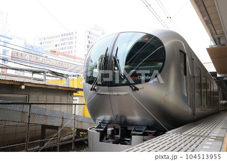 西武池袋線を走る特急ラビューの電車 104513955