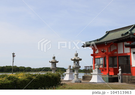 群馬県邑楽郡多々な沼公園の浮島辨財天の風景 群馬県邑楽郡多々な沼公園の浮島辨財天の風景 104513963