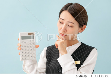 計算機を持って悩む制服の女性 計算機を持って悩む制服の女性 104514049