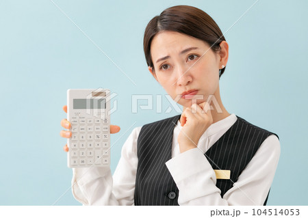 計算機を持って悩む制服の女性 104514053