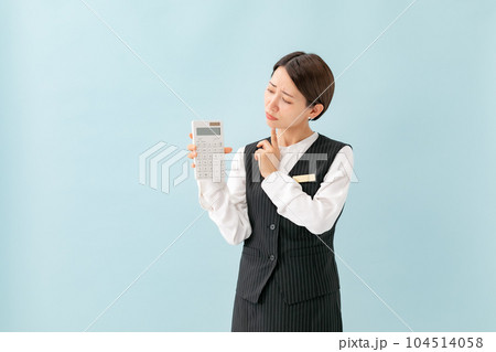 計算機を持って悩む制服の女性 104514058