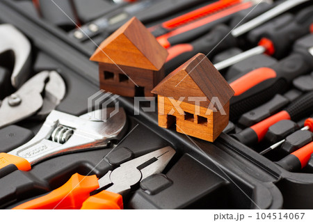 工具セットと家の模型 104514067