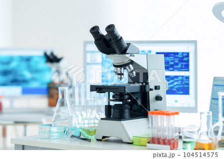 研究室で研究開発をするための実験器具と顕微鏡 104514575