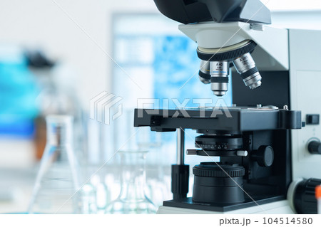 研究室で研究開発をするための実験器具と顕微鏡 104514580