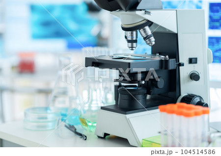 研究室で研究開発をするための実験器具と顕微鏡 104514586