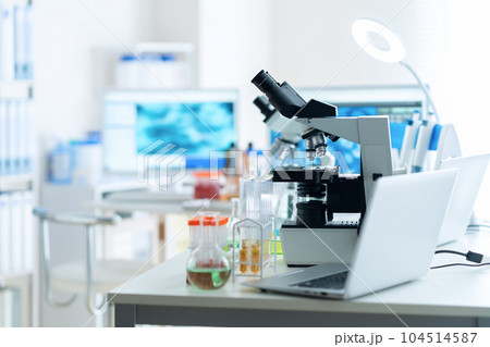 研究室で研究開発をするための実験器具と顕微鏡 104514587